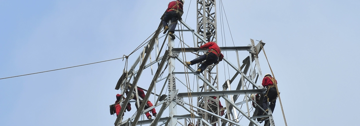 Montaje de Torres de Transmisión de Alta Tensión Montaje de Torres de Transmisión de Alta Tensión