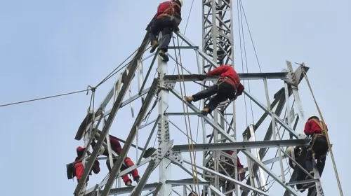 Montaje de Torres de Transmisión de Alta Tensión
