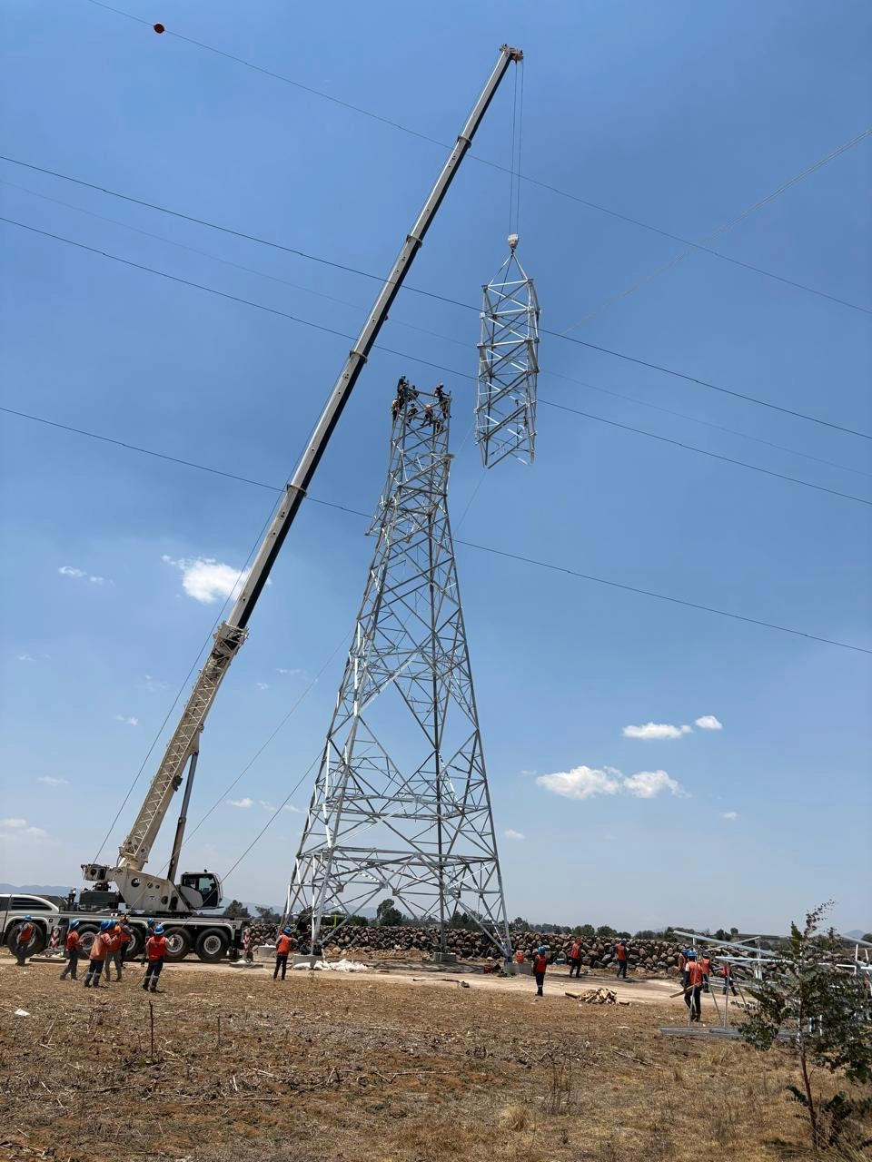 Maniobras de Izado y Montaje en Proyectos de Líneas de Alta Tensión Maniobras de Izado y Montaje en Proyectos de Líneas de Alta Tensión