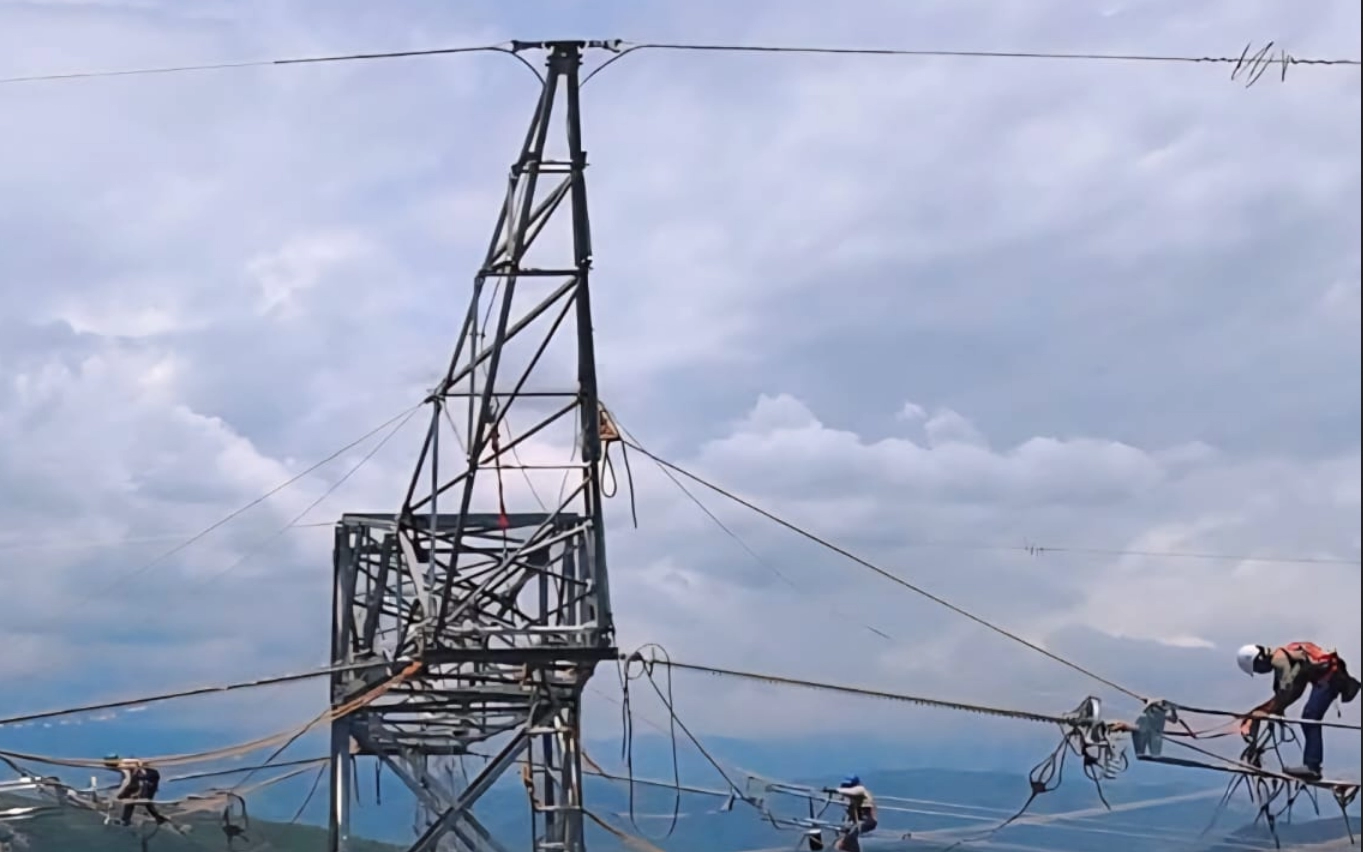 Instalación de Fibra Óptica OPGW/ADSS en Líneas de Alta Tensión Instalación de Fibra Óptica OPGW/ADSS en Líneas de Alta Tensión